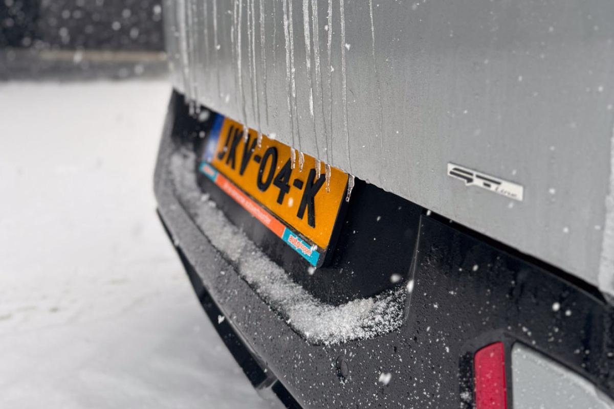 besneeuwde auto autohopper