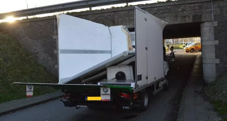 Verhuisbus met bovenhoofdse schade