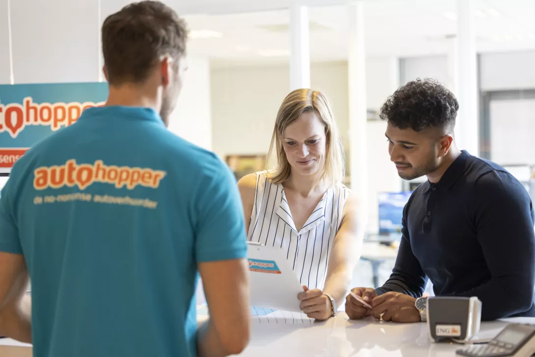 autohopper medewerker achter verhuurbalie