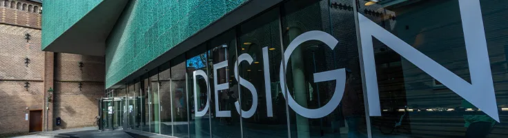 naar het designmuseum in een huurauto